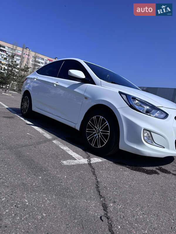 Hyundai Accent (2012)
