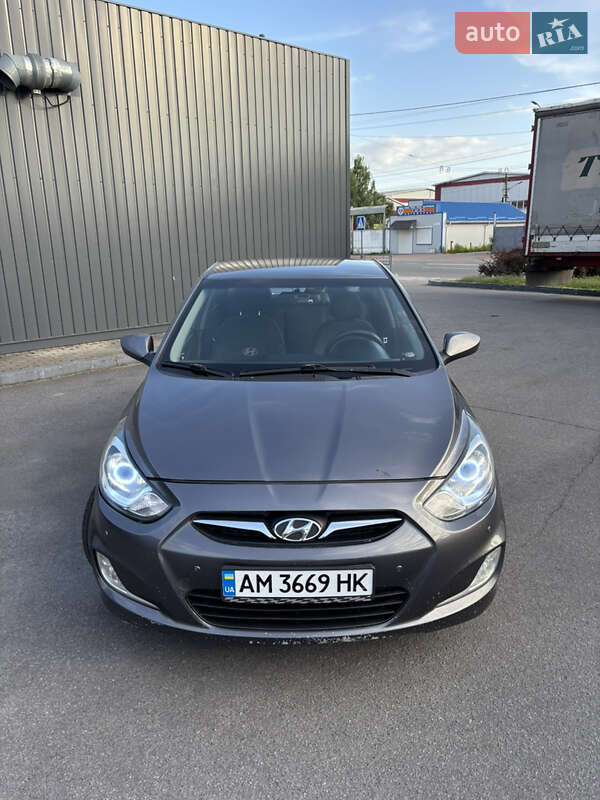 Hyundai Accent (2012)