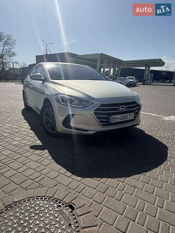 Hyundai Elantra (2016)