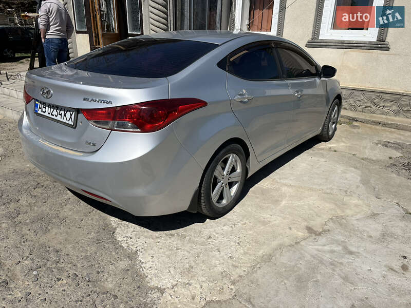 Hyundai Elantra (2012)