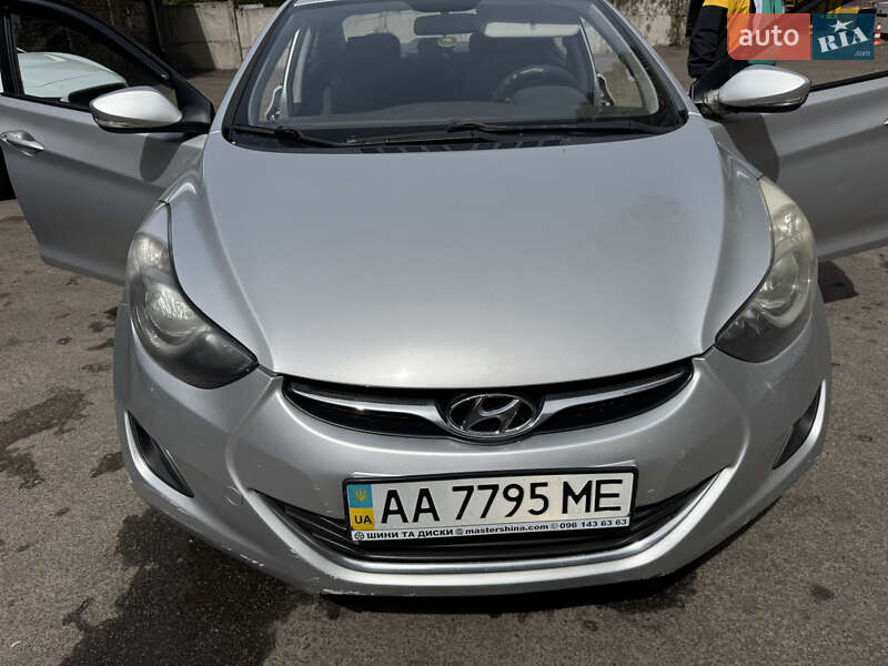Hyundai Elantra (2012)