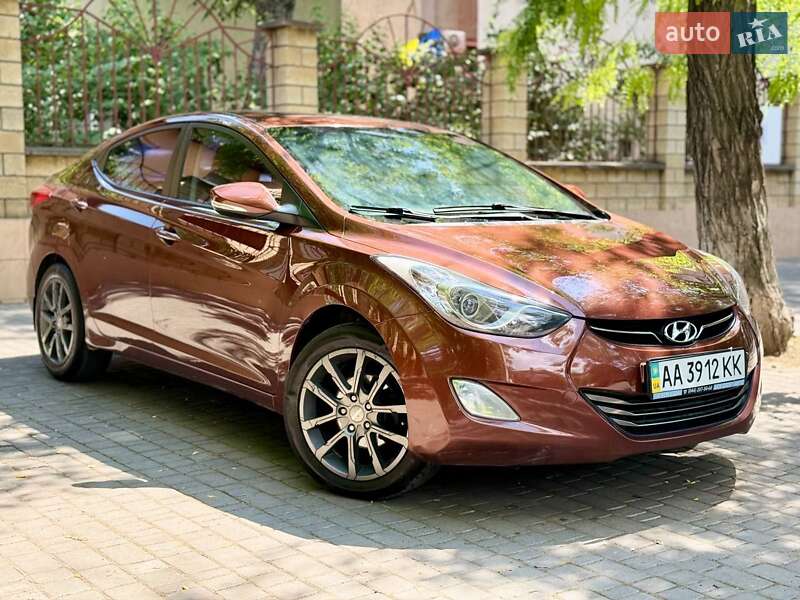 Hyundai Elantra (2012)