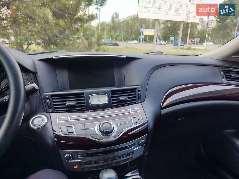 Infiniti M25 (2012)