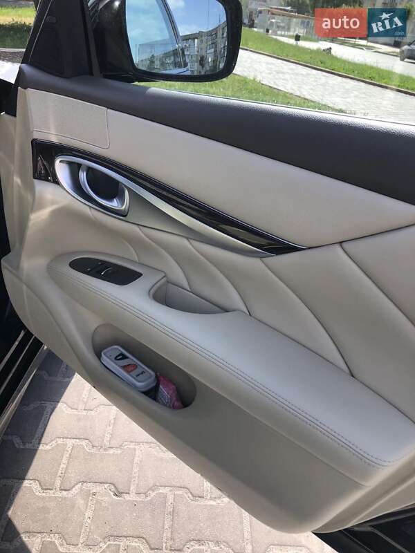 Infiniti Q70 (2013)