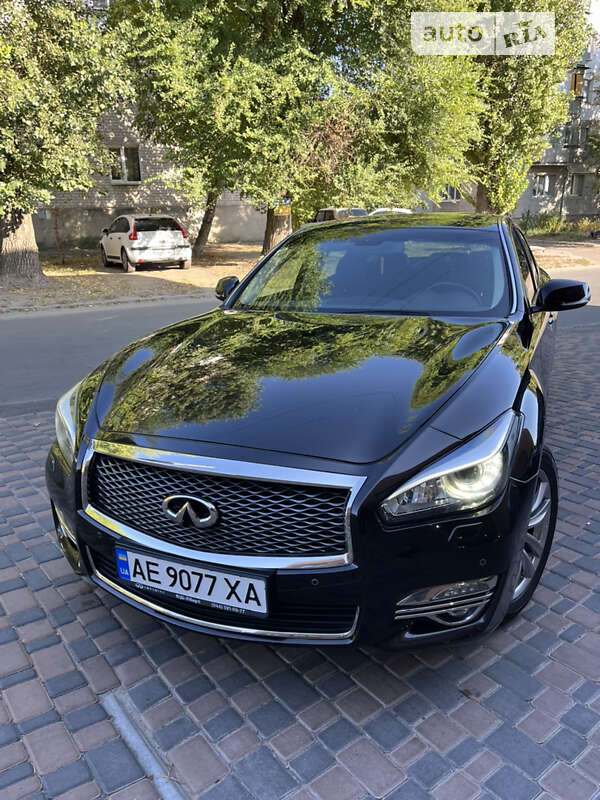 Infiniti Q70 (2016)