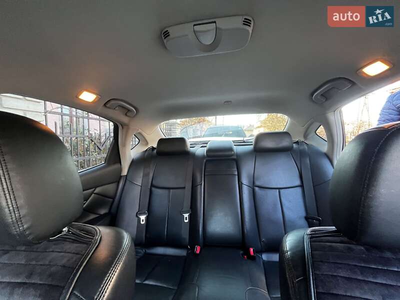 Infiniti Q70 (2015)