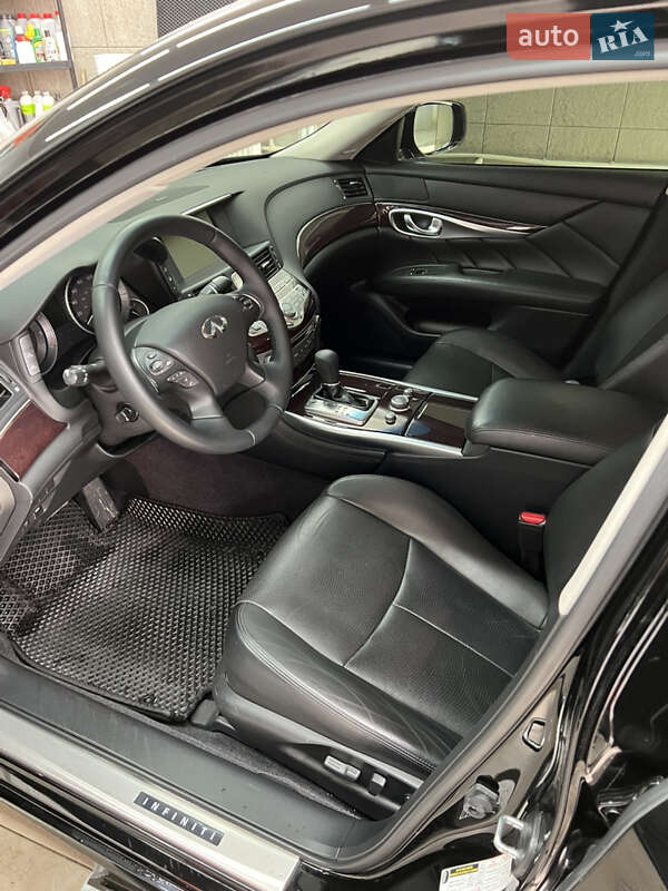 Infiniti Q70 (2015)