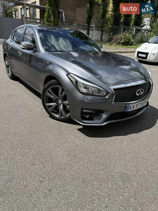 Infiniti Q70 (2016)