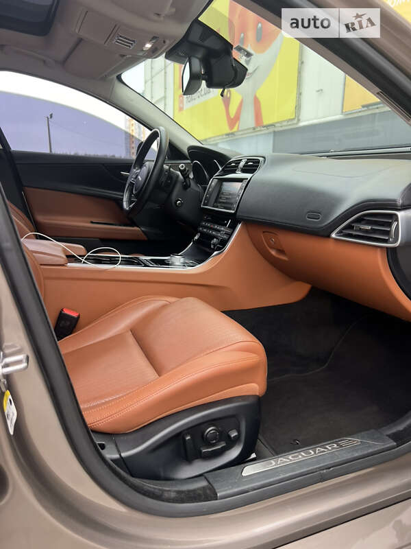Jaguar Xe (2015)