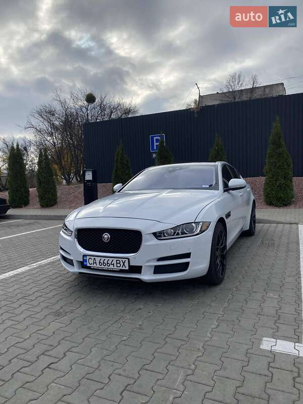 Jaguar Xe (2017)