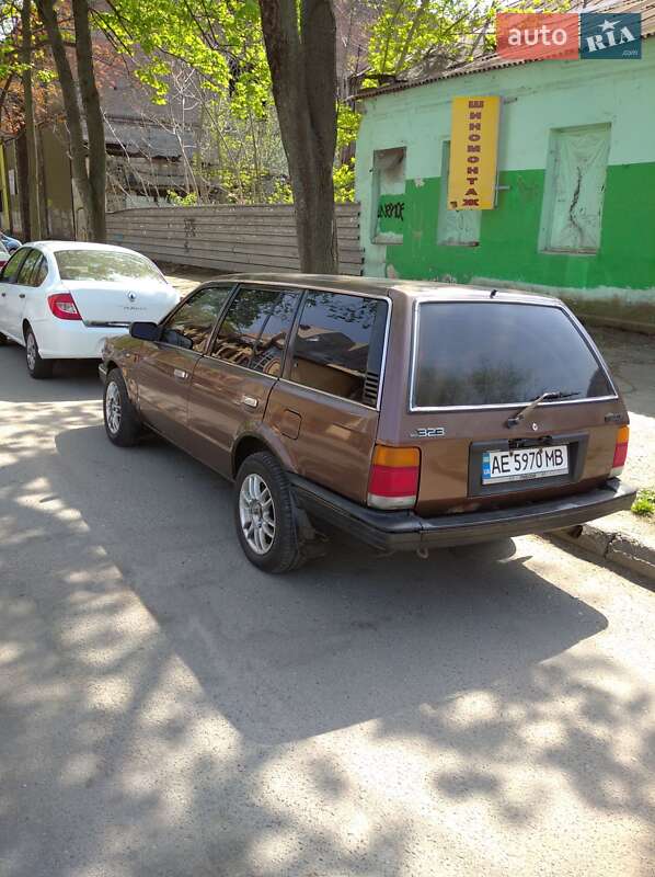 Mazda 323 (1987)