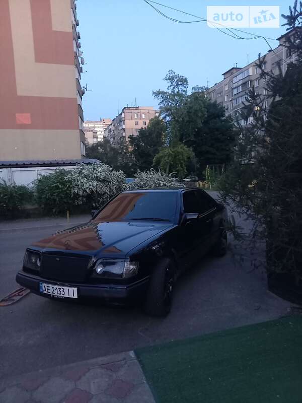 Mercedes-benz 300c e (1987)