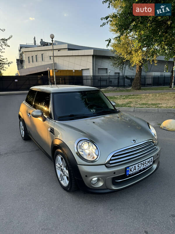 Mini Cooper (2010)