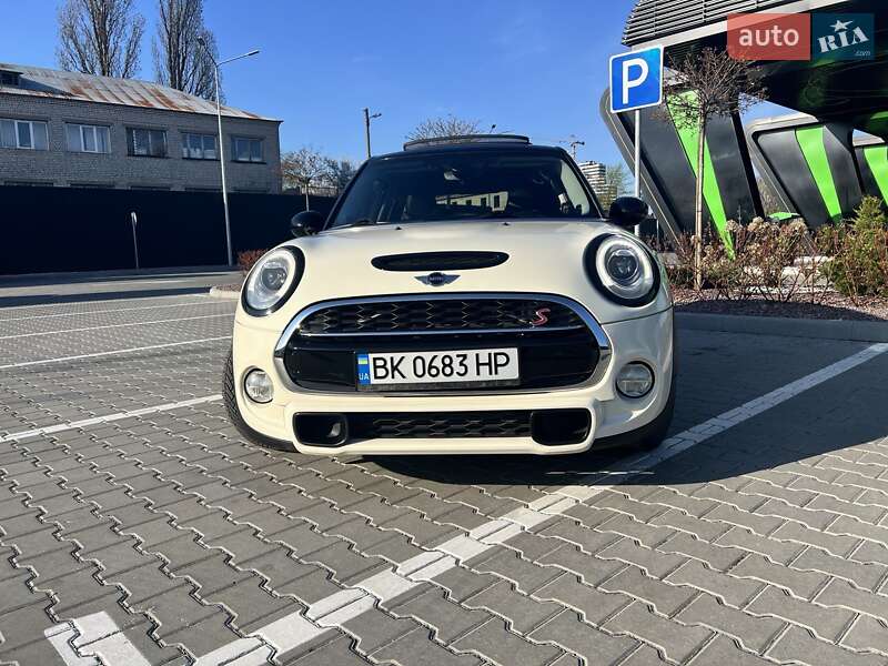 Mini Hatch (2015)