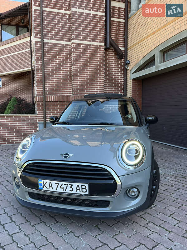 Mini Hatch (2020)