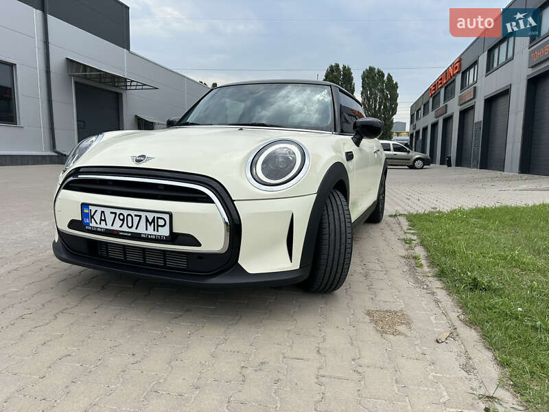 Mini Hatch (2022)