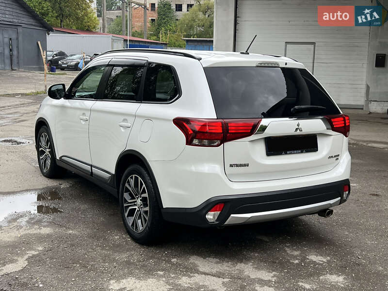 Mitsubishi Outlander (2015)