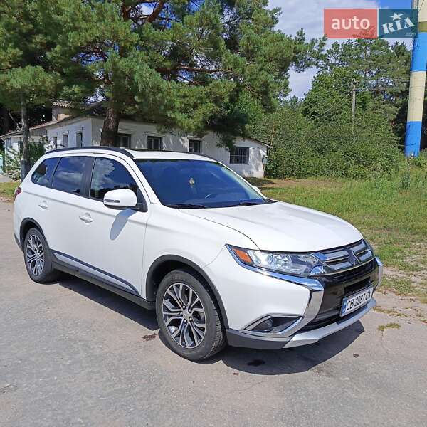 Mitsubishi Outlander (2015)