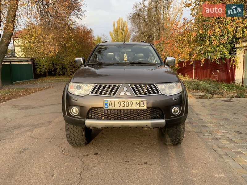 Mitsubishi Pajero sport (2011)