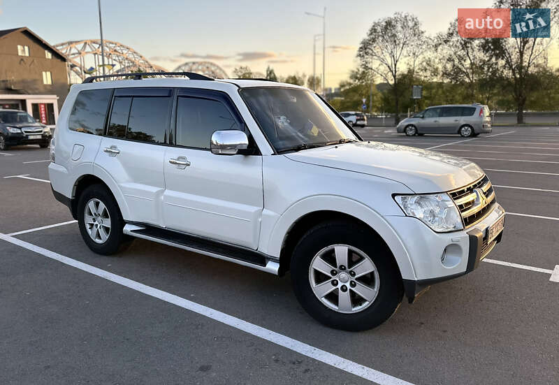 Mitsubishi Pajero wagon (2009)