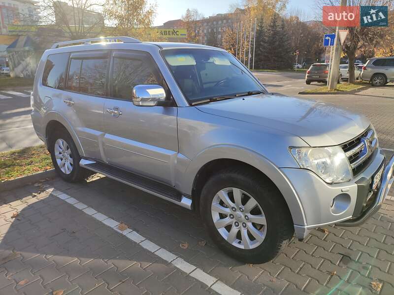 Mitsubishi Pajero wagon (2011)