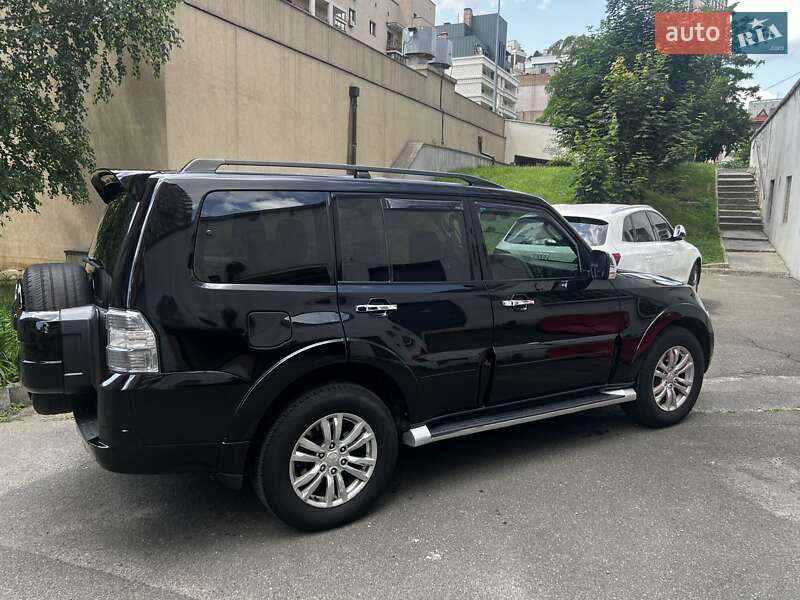 Mitsubishi Pajero wagon (2014)