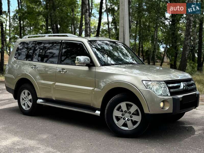 Mitsubishi Pajero wagon (2008)