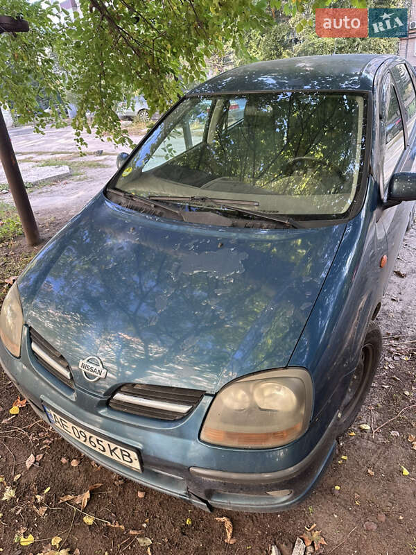 Nissan Almera tino (2001)