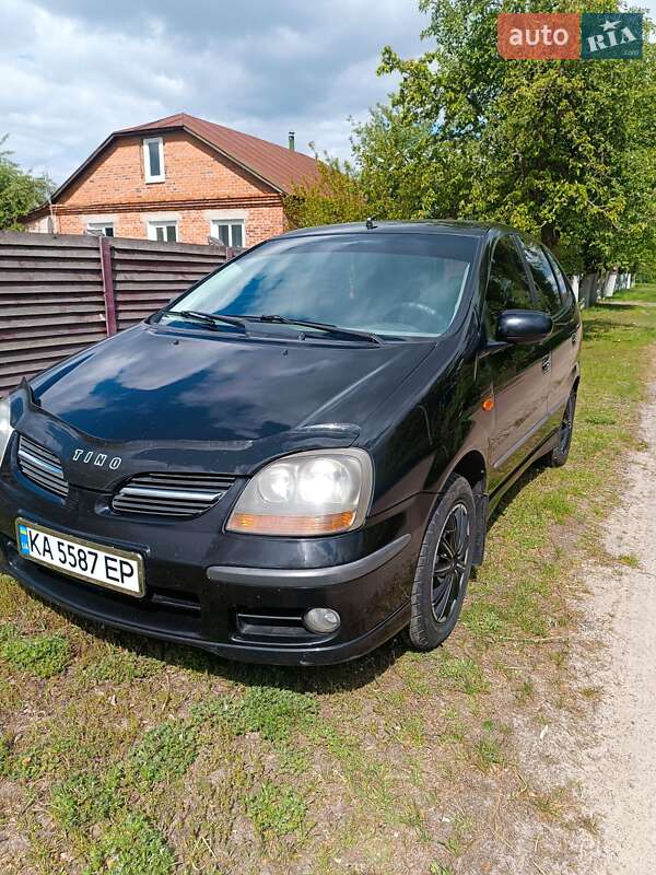 Nissan Almera tino (2002)