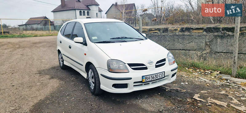 Nissan Almera tino (2000)