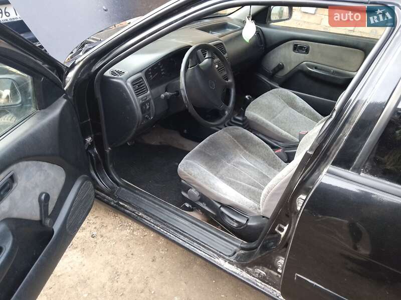 Nissan Almera (1999)
