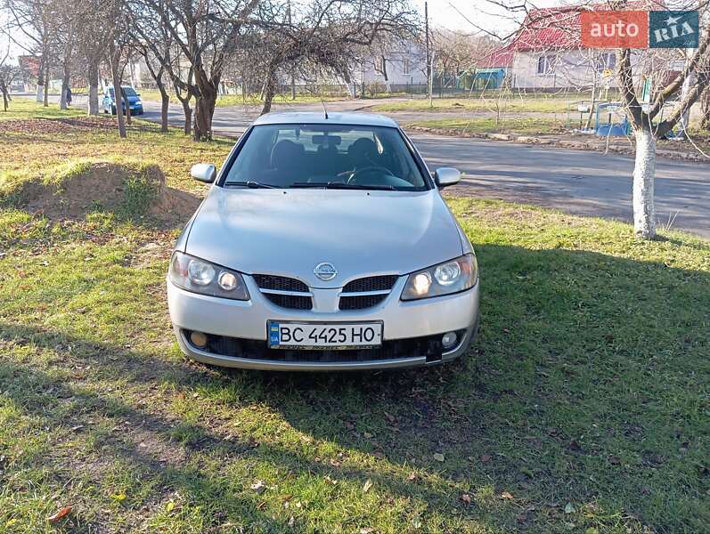 Nissan Almera (2003)