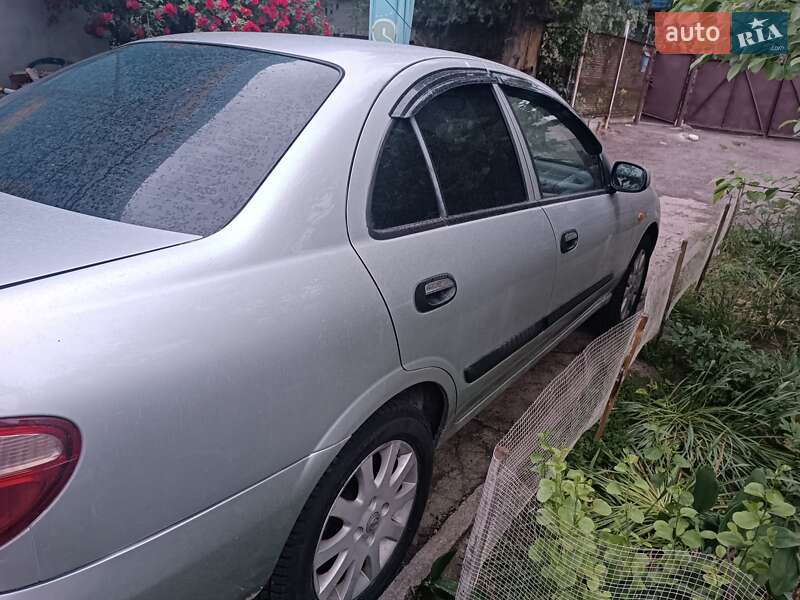 Nissan Almera (2003)