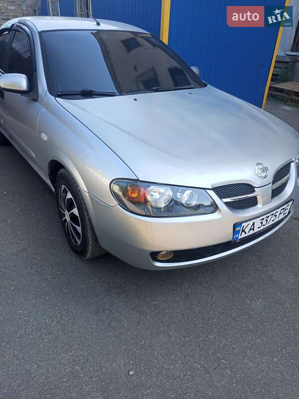 Nissan Almera (2005)