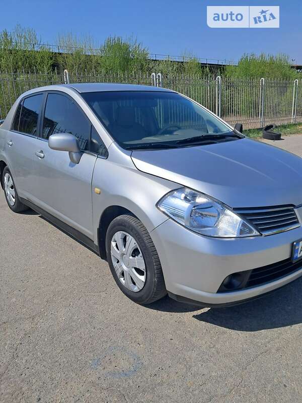 Nissan Tiida (2007)