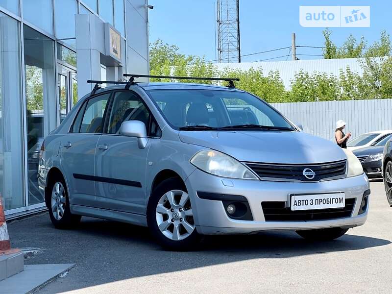 Nissan Tiida (2010)