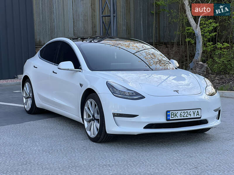 Tesla Model 3 (2019)