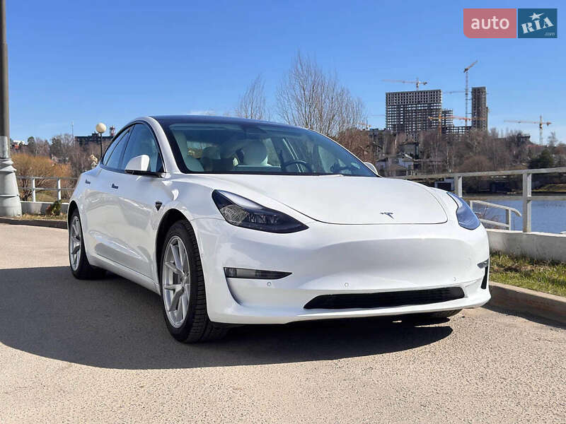 Tesla Model 3 (2022)