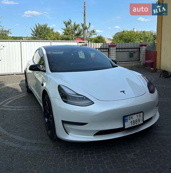 Tesla Model 3 (2021)