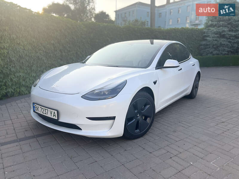 Tesla Model 3 (2022)