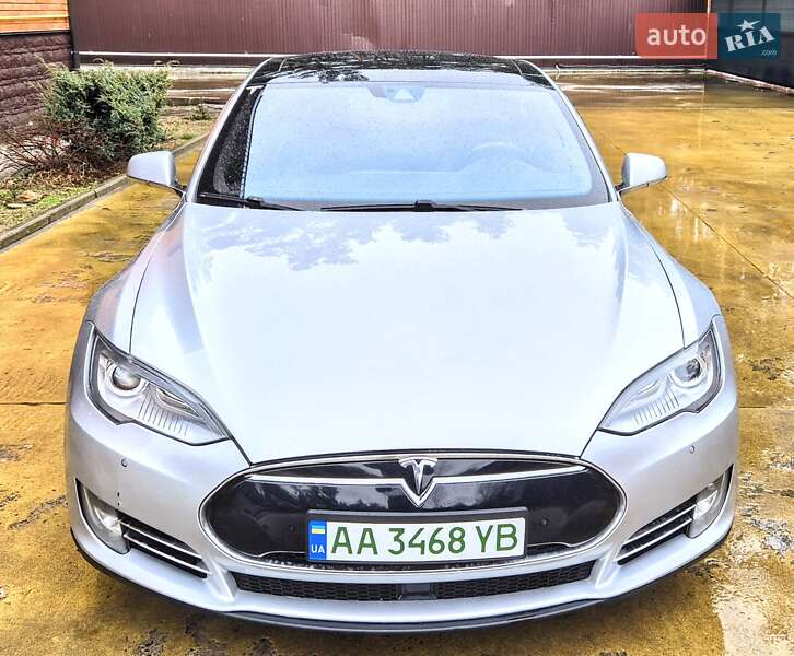Tesla Model s (2015)