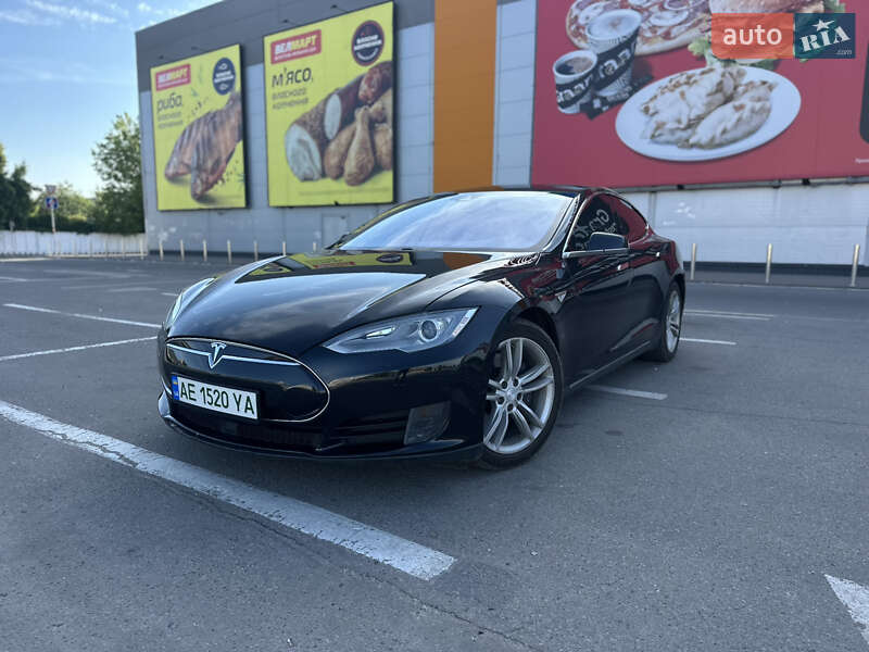 Tesla Model s (2015)