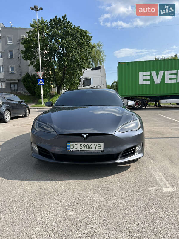 Tesla Model s (2019)