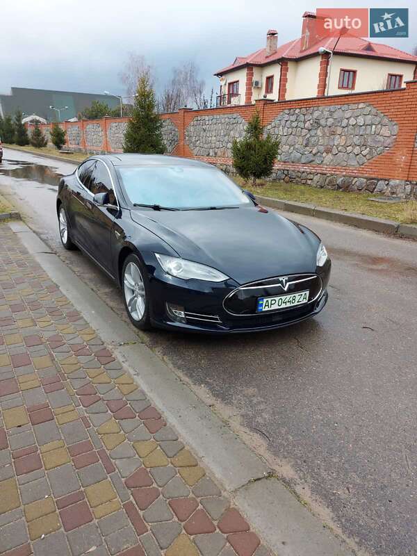 Tesla Model s (2015)