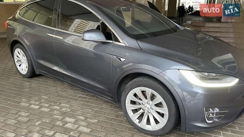 Tesla Model x (2020)