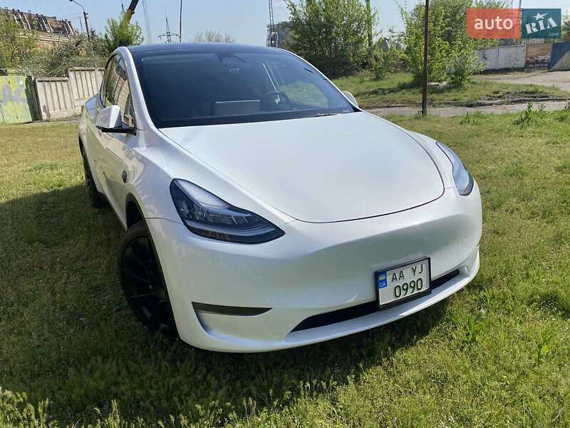 Tesla Model y (2023)