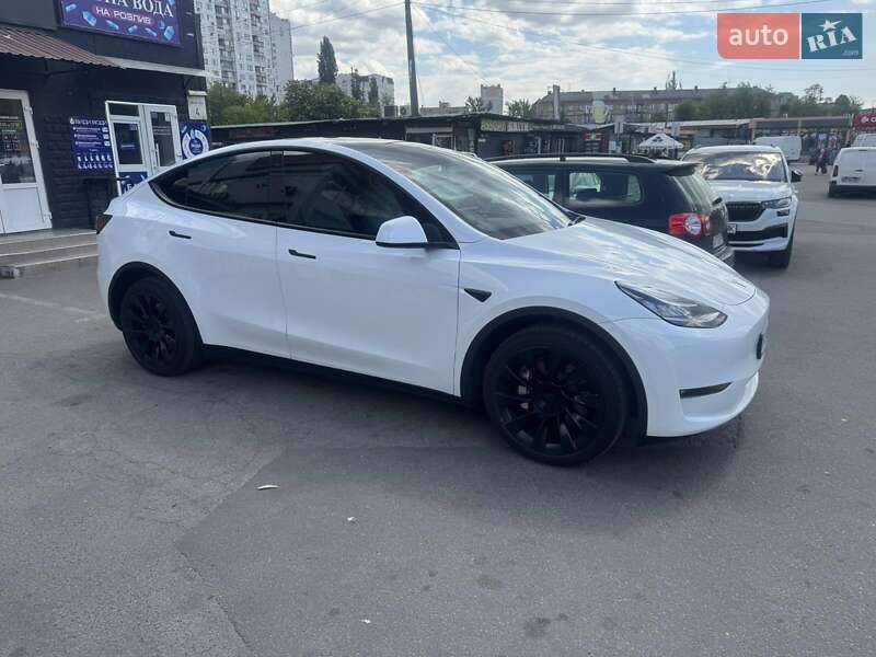 Tesla Model y (2022)