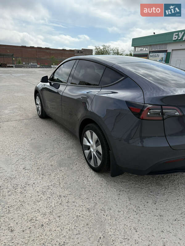 Tesla Model y (2023)