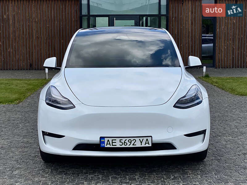 Tesla Model y (2023)