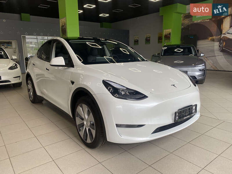 Tesla Model y (2024)